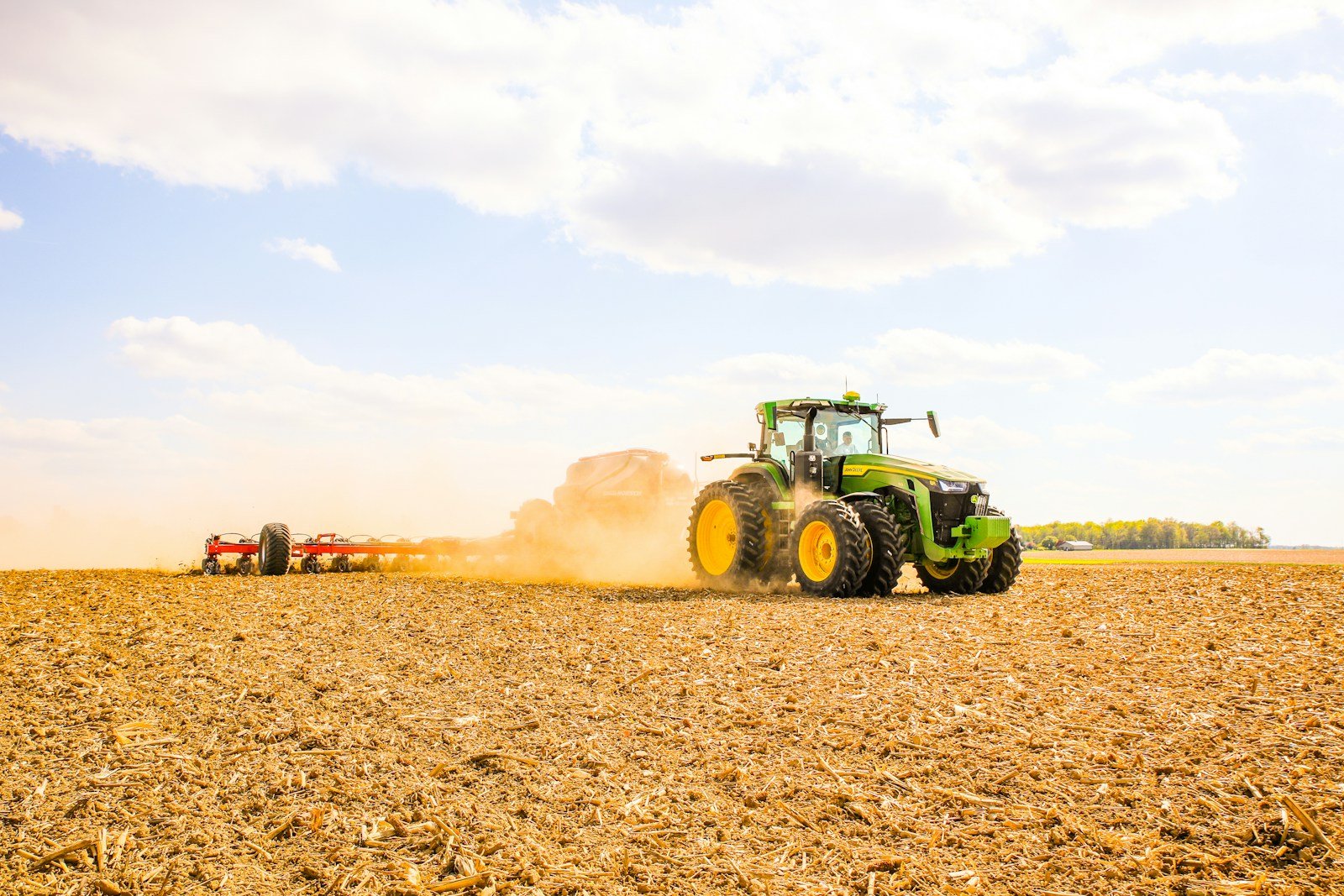 Trator agrícola em operação no campo